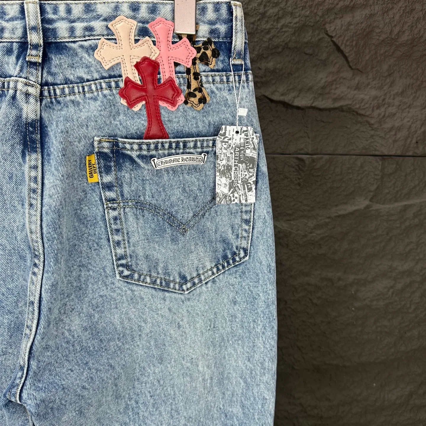 P280 GALLERY DEPT. & Croixin co-branded 2025 new limited edition spliced ​​trousers pink leopard print cross patch leather couple style bootcut jeans 🔥high version🔥high version🔥 top ceiling quality styles with different washed textures, very friendly to people with thin legs and thick legs, the bootcut version is very flattering leg shape timeless moderate length, easy and casual to match, basic styling for various styles, a must-have in the wardrobe! The fabric is stiff but also makes the upper body soft without losing texture. The washing process is even more perfect. It is a must-have item for everyone! ! ! Washed wheat, hang tag, pants label, three complete labels, color: blue, size: 28, 30, 32, 34, 36 (five sizes)